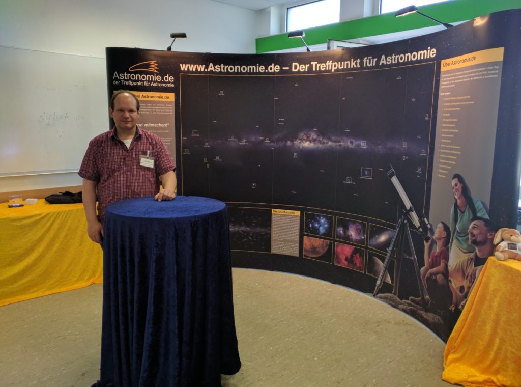 Stefan van Ree am Stand von astronomie.de