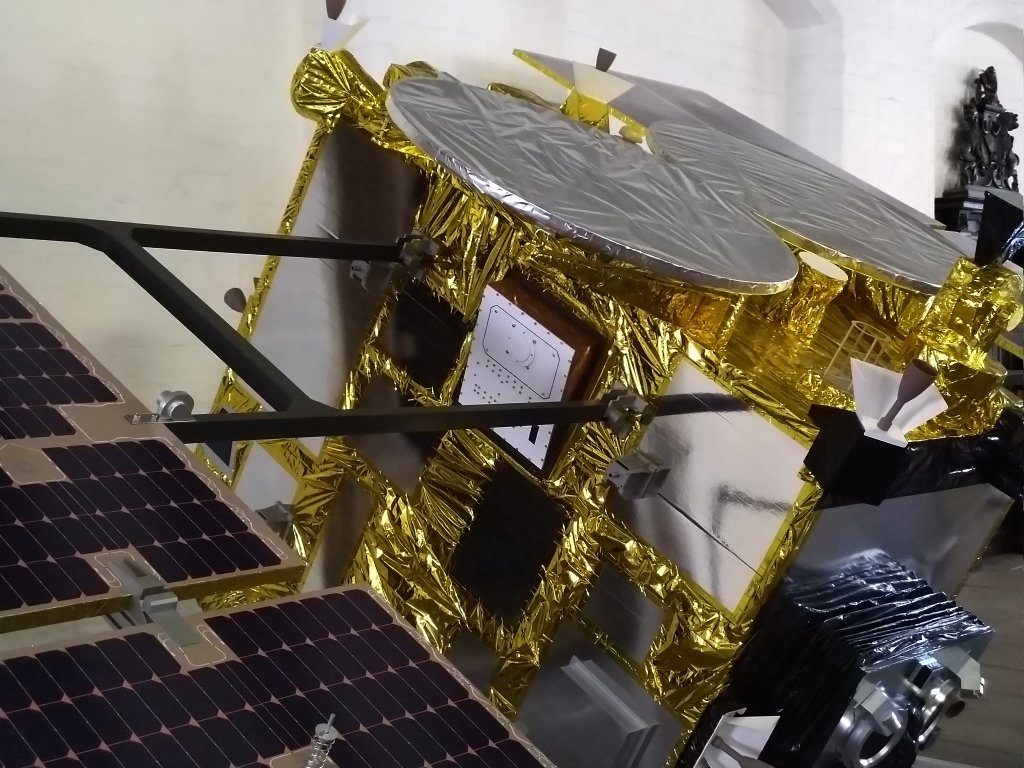1:1-Modell der japanischen Raumsonde Hayabusa2 mit dem Lander MASCOT