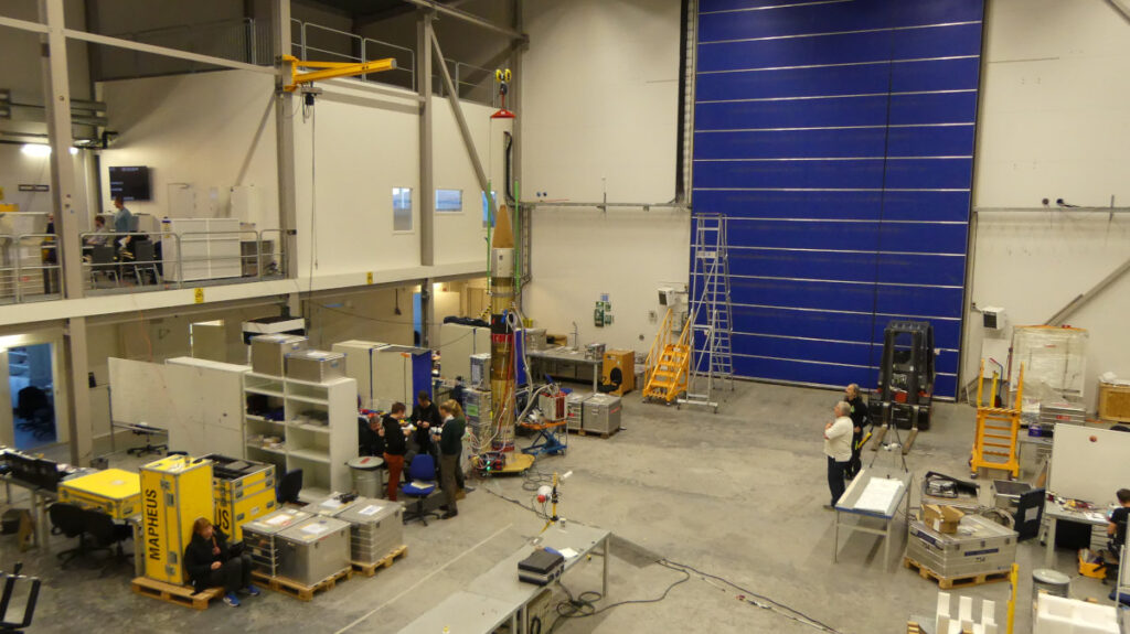 MAPHEUS-15: Nutzlast aufgerichtet im Dome mit Umbilicals